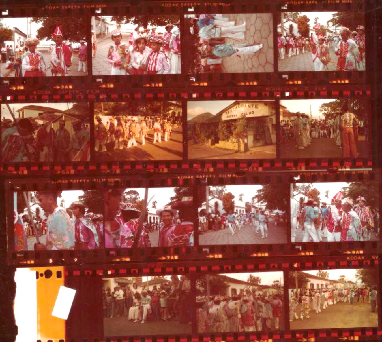 Impress&atilde;o em positivo de v&aacute;rias miniaturas de um filme fotogr&aacute;fico.